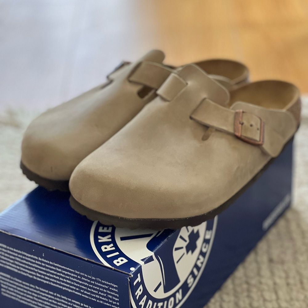Like New Birkenstock Boston Clogs color Tobacco Brown size 39 with Box